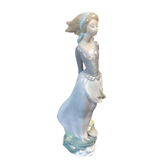 Lladro Sea Breeze “Brisa Marina” #4922 Porcelain 14” Figurine Retired Coastal